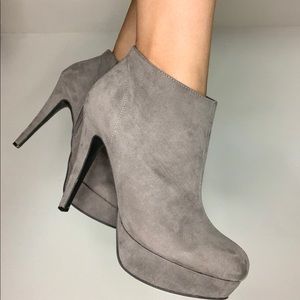 Suede Guess Heels 👠